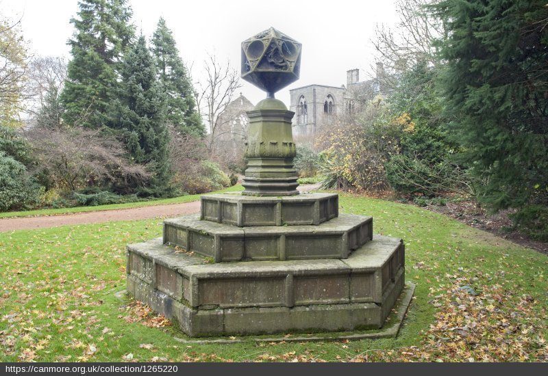 Queen Mary’s Sundial, Holyrood Palace Border Sundials