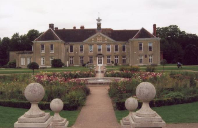 Sundial at Reigate Priory Border Sundials